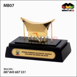 MB07 Miniatur Rumah Adat Tongkonan Sulawesi Selatan