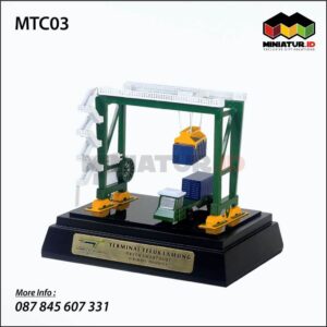 Miniatur Crane ATC Teluk Lamong