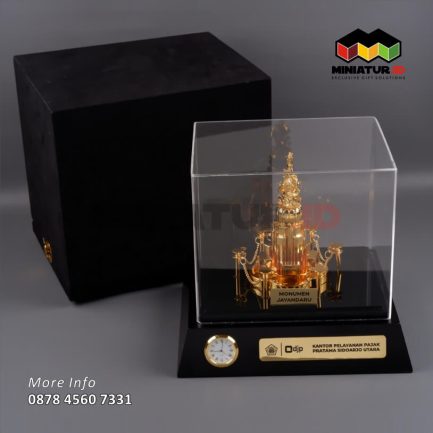 Box Souvenir Miniatur Monumen Jayandaru