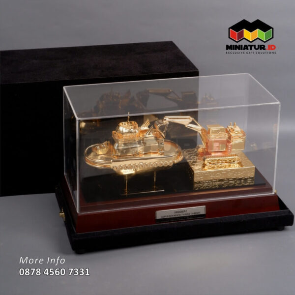 Box Souvenir Miniatur Kapal Tugboat & Excavator