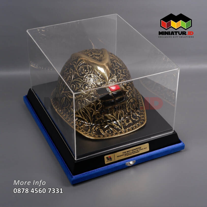 Box Souvenir Helm Ukir PT Borneo Indobara