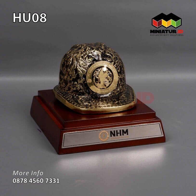 Souvenir Helm Ukir PT Nusa Halmahera Minerals