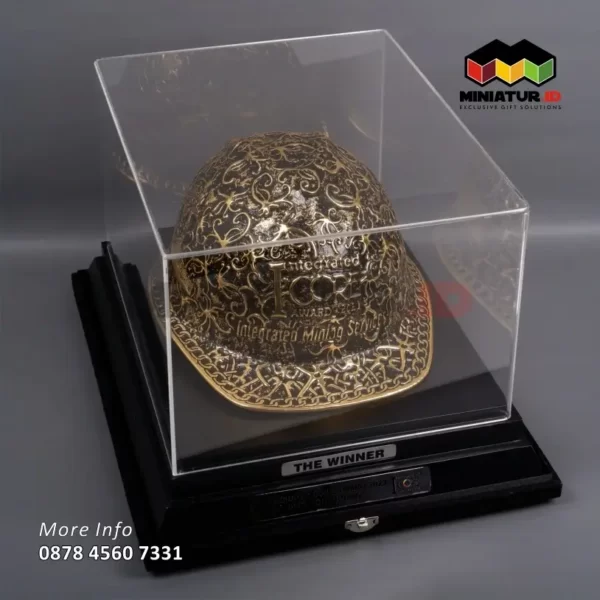 Box Souvenir Helm Ukir Integrated Core Award