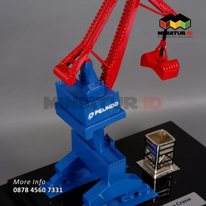 Detail Miniatur Gantry Luffing Crane Pelindo