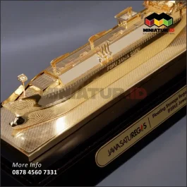 MK62 Miniatur Logam Kapal FSRU Jawa Satu