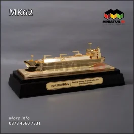 MK62 Miniatur Logam Kapal FSRU Jawa Satu