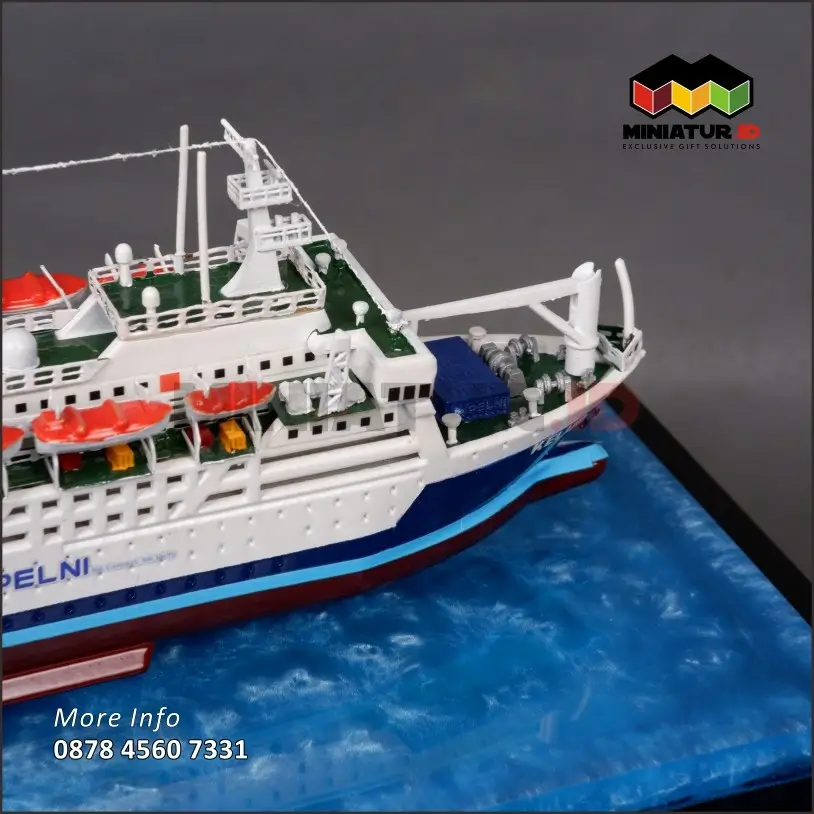 Detail MK66 Miniatur Kapal Penumpang PELNI
