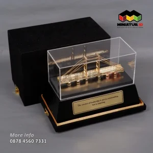 Box Miniatur Jembatan Gantung Gold Plate